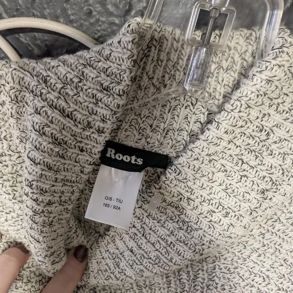 One Size Roots Salt & Pepper Poncho. - Picture 4 of 4